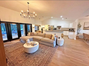5 Star Luxury LARGE Cozy Country Home With Pool & Patio! Strong Wifi